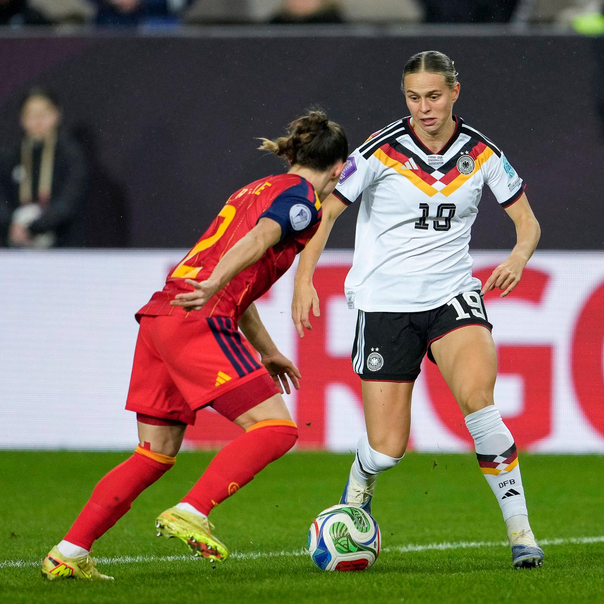 Nationalspielerin Klara Bühl im Zweikampf mit der Spanierin Ona Batlle Pascual. 
