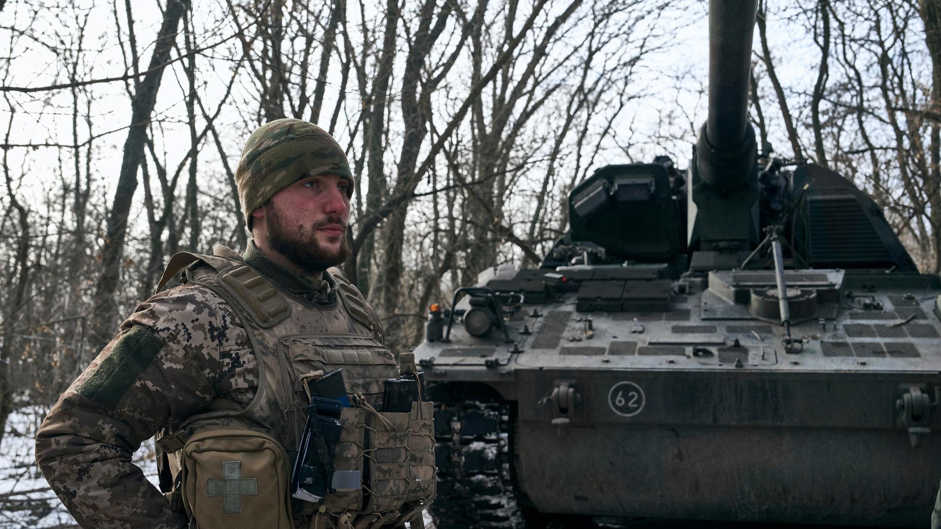 Ukraine, Bachmut: Ein ukrainischer Soldat steht in seiner Stellung an der Frontlinie in der Nähe von Bachmut in der Region Donezk.