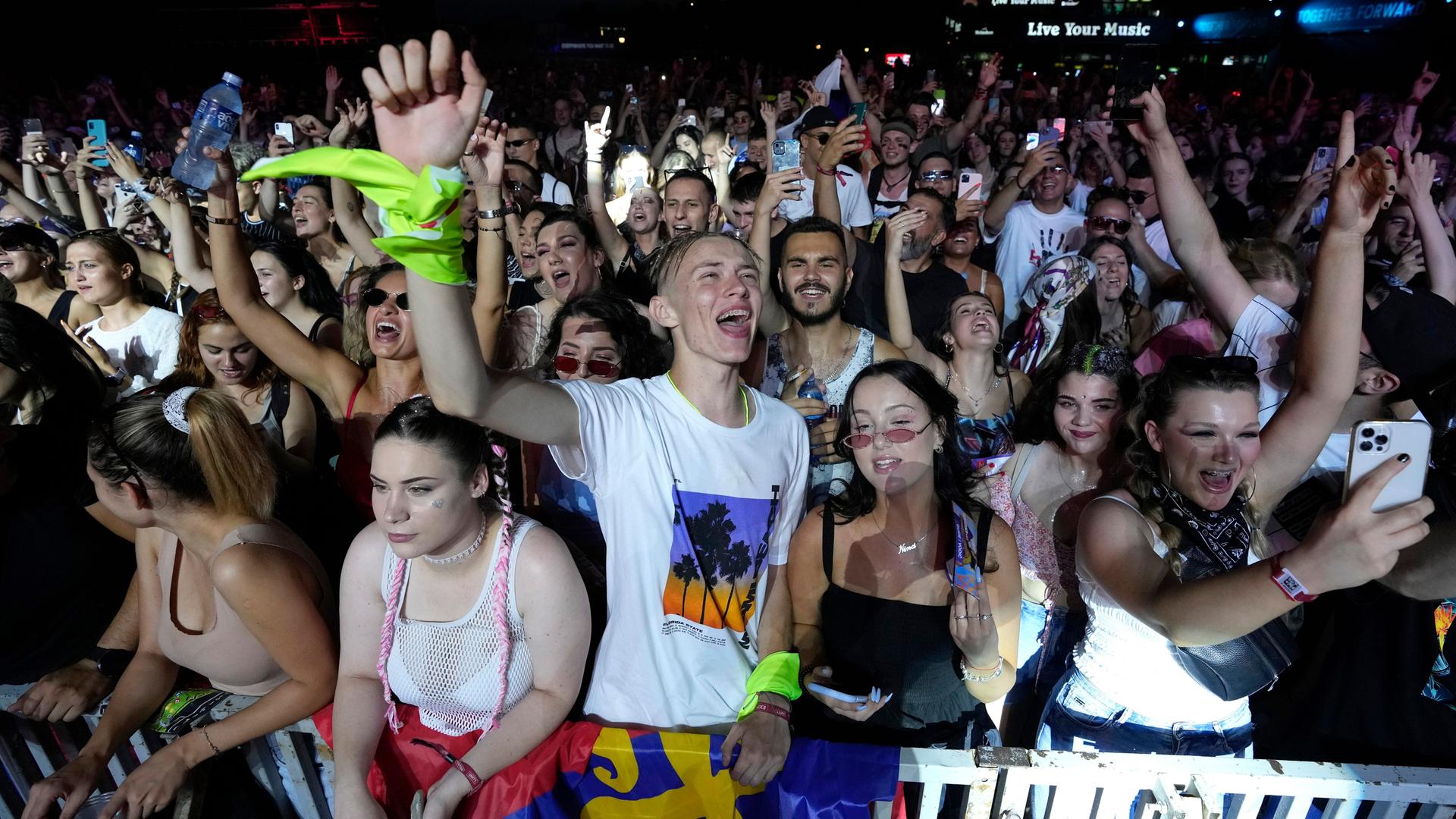Besucher des Musikfestivals Exit tanzen auf einer der Bühnen in Novi Sad. Besucher des Musikfestivals Exit tanzen auf einer der Bühnen in Novi Sad.