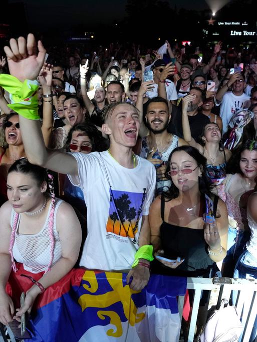 Besucher des Musikfestivals Exit tanzen auf einer der Bühnen in Novi Sad.