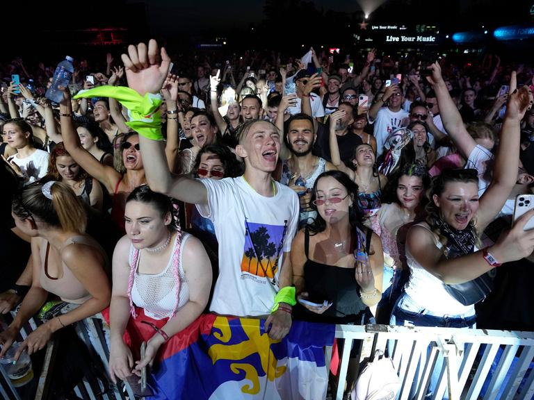 Besucher des Musikfestivals Exit tanzen auf einer der Bühnen in Novi Sad.