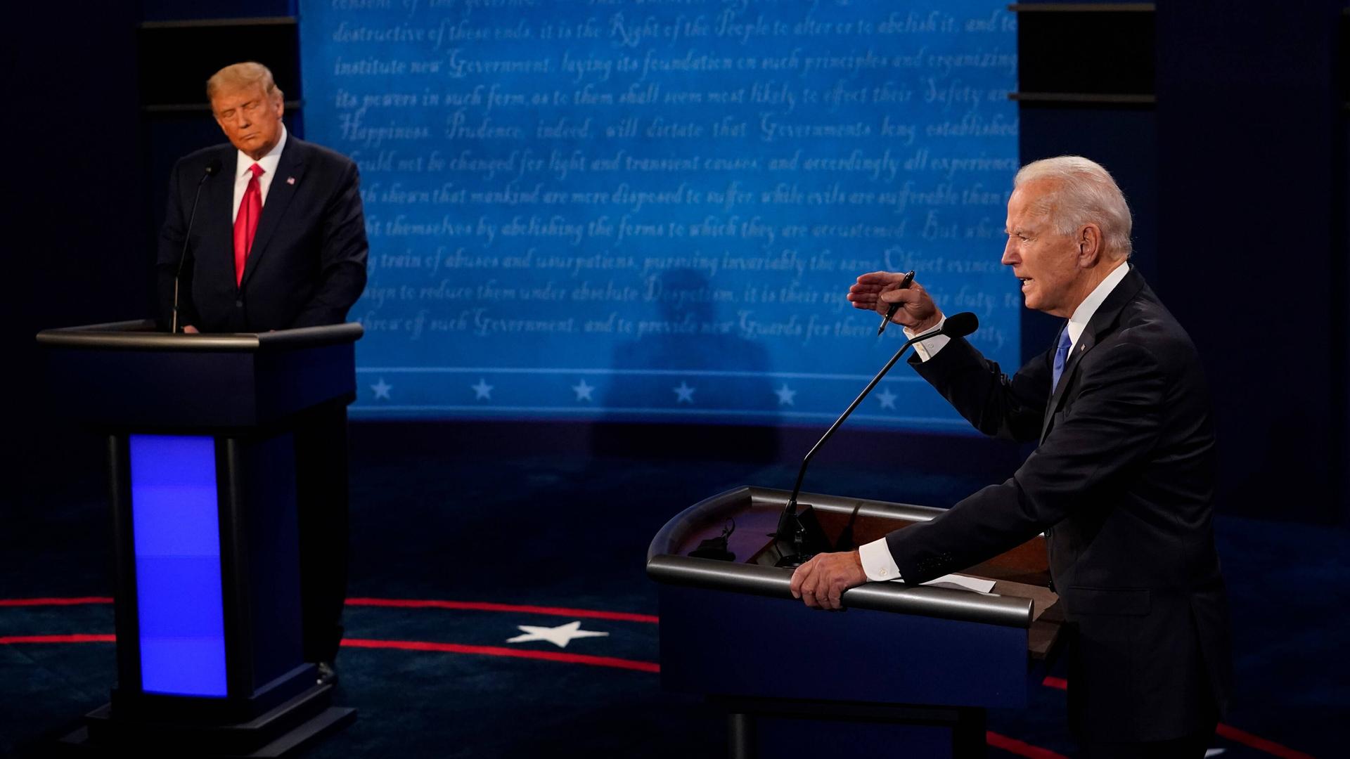 Donald Trump und Joe Biden stehen während einer Fernsehdebatte an Rednerpulten.