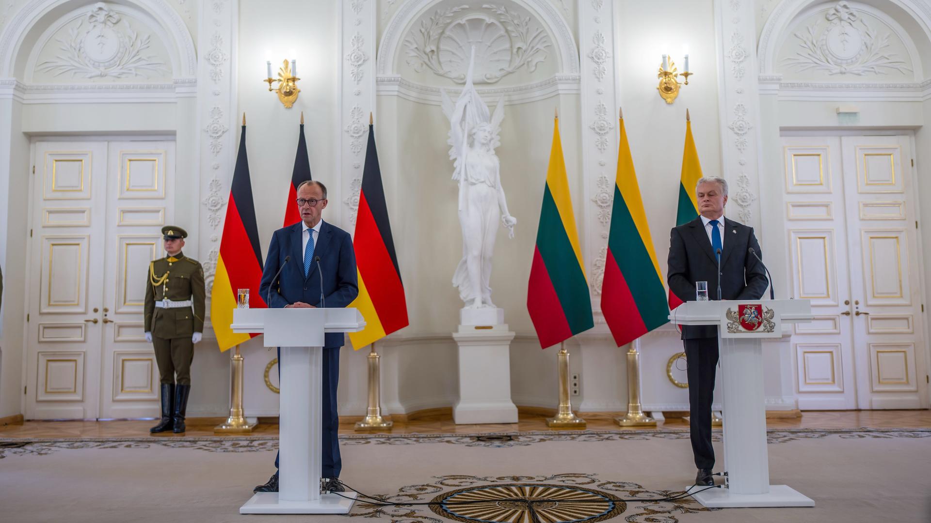 Bundeskanzler Friedrich Merz (CDU, l) spricht neben Gitanas Nauseda, Präsident von Litauen, auf einer Pressekonferenz nach dem gemeinsamen Gespräch im Präsidentenpalast. Bundeskanzler Friedrich Merz (CDU, l) spricht neben Gitanas Nauseda, Präsident von Litauen, auf einer Pressekonferenz nach dem gemeinsamen Gespräch im Präsidentenpalast.