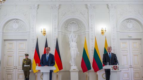 Bundeskanzler Friedrich Merz (CDU, l) spricht neben Gitanas Nauseda, Präsident von Litauen, auf einer Pressekonferenz nach dem gemeinsamen Gespräch im Präsidentenpalast. 