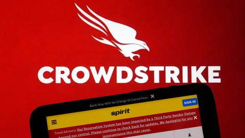 Das Logo der Computer-Software CrowdStrike zeigt einen weißen Adler auf rotem Grund.