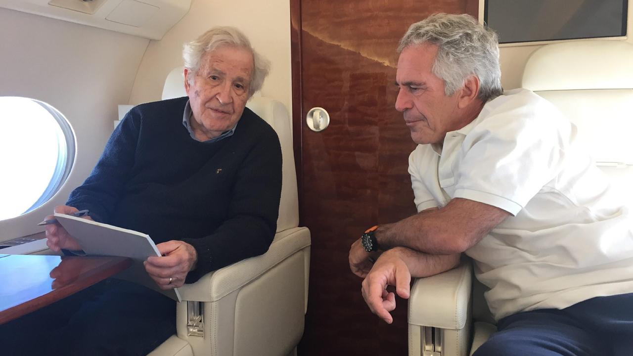 Die Demokraten im Aufsichtsausschuss des Repräsentantenhauses veröffentlichten Fotos aus dem Nachlass von Jeffrey Epstein. Hier der amerikanische Professor Noam Chomsky mit Jeffrey Epstein, sie sitzen zusammen in einem Privatjet.
