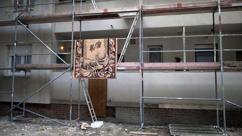 Ein Teppich hängt zum Trocknen auf einem Baustellengerüst in der Harzer Straße 65 in Berlin Neukölln. In dem Mehrfamilienhaus leben rund 400 Roma aus Rumänien. 