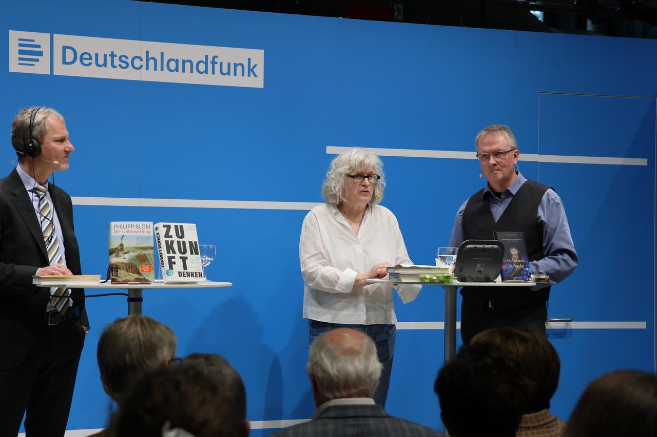 Das DLF-Sachbuchtrio auf der Deutschlandradio-Bühne der Frankfurter Buchmesse 2022.