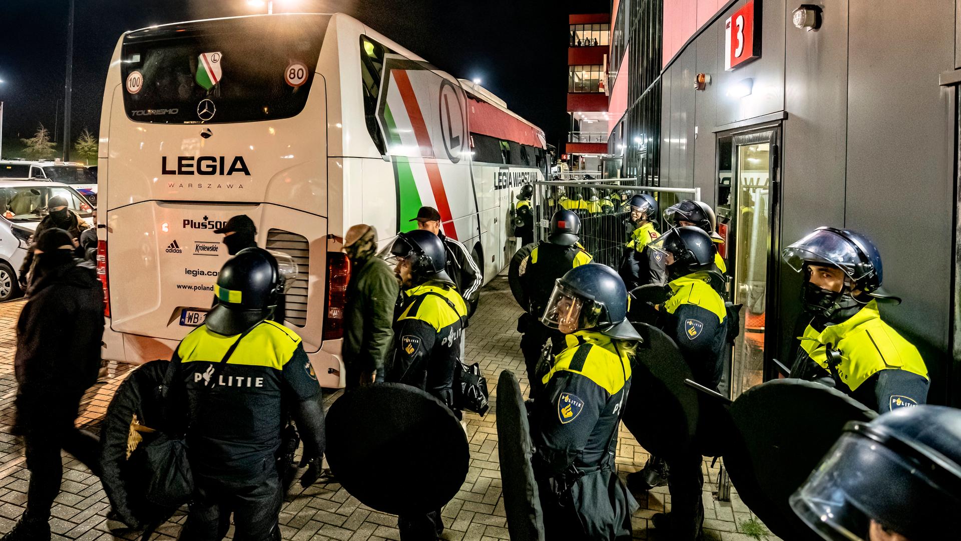 Der Spielerbus von Legia Warschau umringt von niederländischen Polizisten