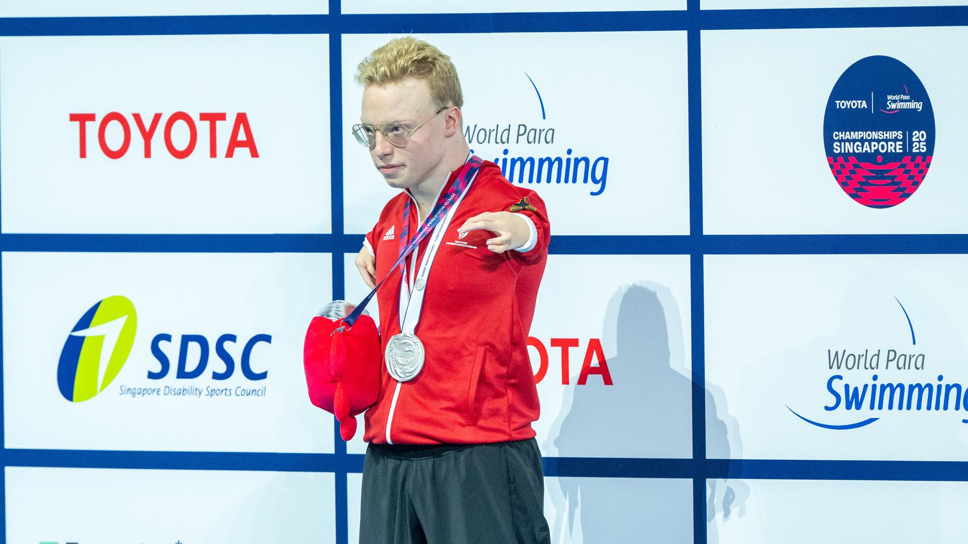 Josia Topf steht bei der Siegerehrung. Er trägt ein rotes Trikot und um den Hals eine Silber-Medaille.