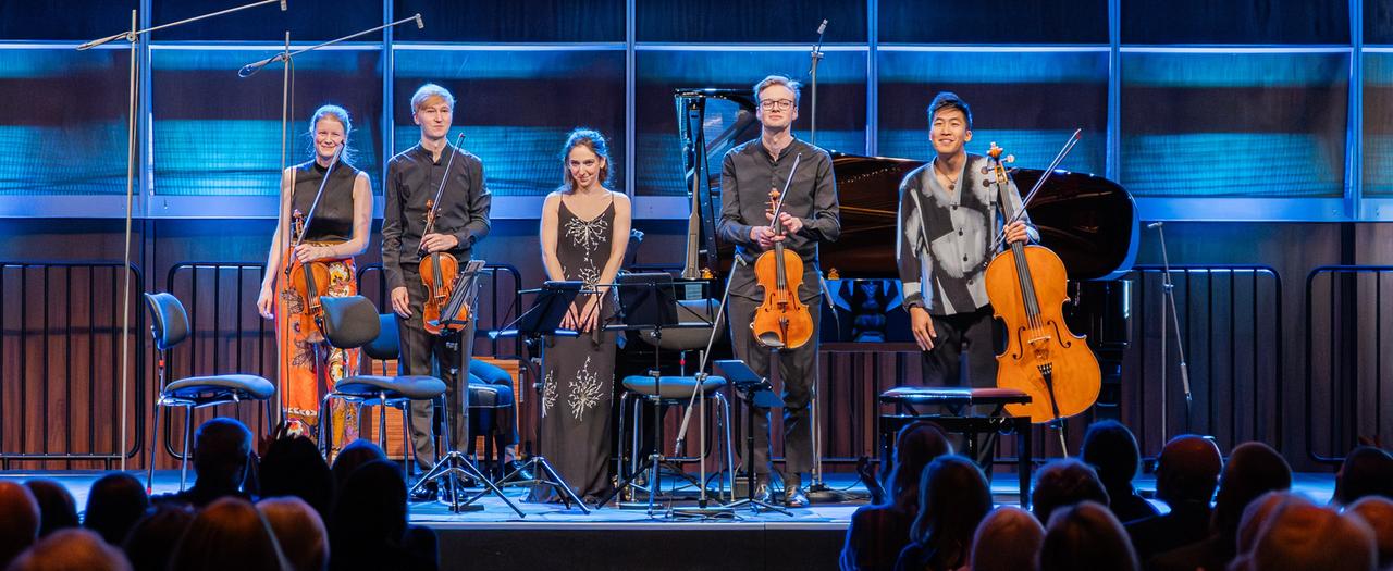 Cosima Soulez Larivière, Hans Christian Aavik, Julia Hamos, Sào Soulez Larivière und Bryan Cheng stehen nebeneinander auf der Bühne. Cosima Soulez Larivière, Hans Christian Aavik, Julia Hamos, Sào Soulez Larivière und Bryan Cheng stehen nebeneinander auf der Bühne.