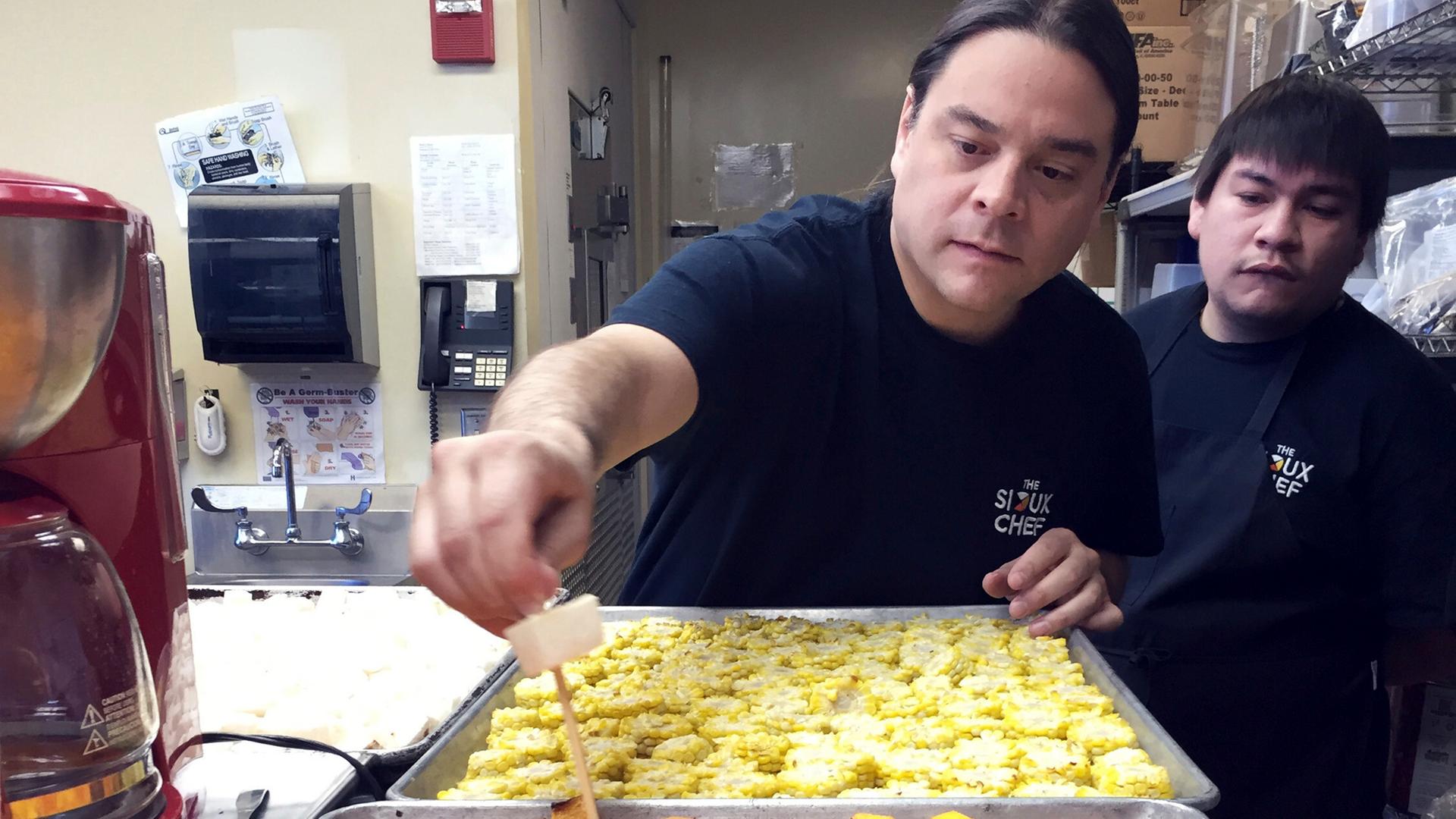 Der US-Koch Sean Sherman spießt Gemüse für ein bevorstehendes Abendessen in einer Küche in Minneapolis auf.