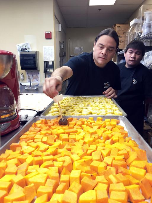 Der US-Koch Sean Sherman spießt Gemüse für ein bevorstehendes Abendessen in einer Küche in Minneapolis auf.