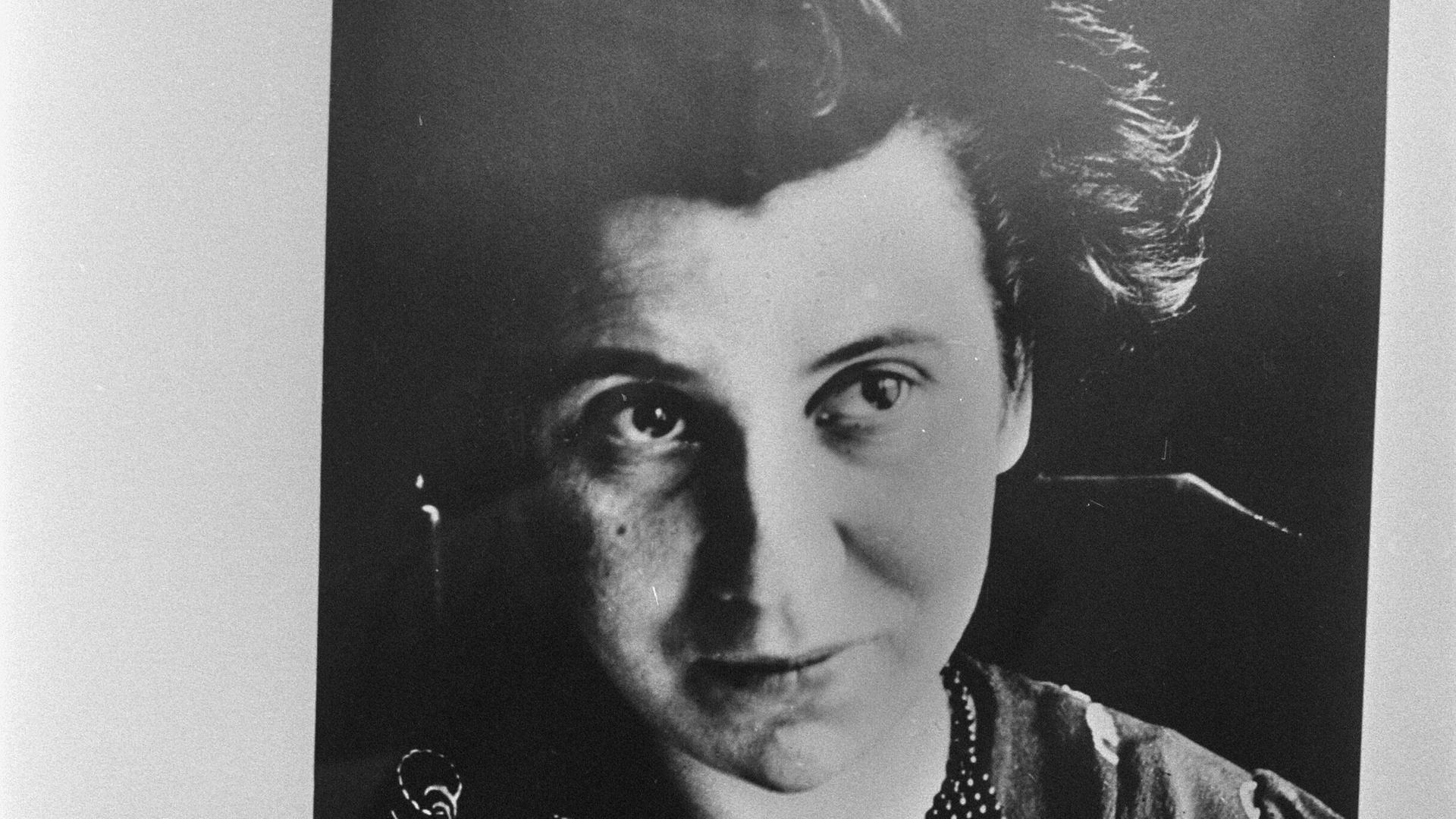 Das Bild zeigt ein Foto von Etty Hillesum Das Bild zeigt ein Foto von Etty Hillesum