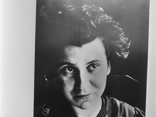 Das Bild zeigt ein Foto von Etty Hillesum