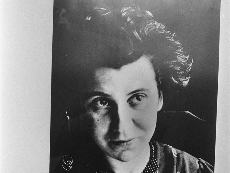 Das Bild zeigt ein Foto von Etty Hillesum