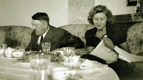 Schwarz-weiß-Aufnahme von Eva Braun und Adolf Hitler in einem Teehaus 