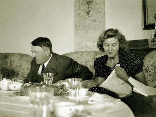 Schwarz-weiß-Aufnahme von Eva Braun und Adolf Hitler in einem Teehaus 
