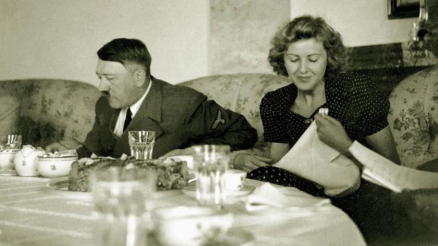 Schwarz-weiß-Aufnahme von Eva Braun und Adolf Hitler in einem Teehaus 