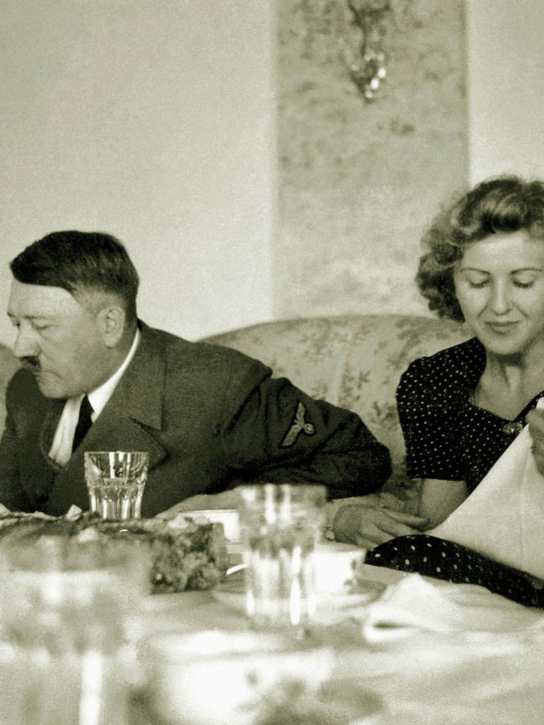 Schwarz-weiß-Aufnahme von Eva Braun und Adolf Hitler in einem Teehaus 