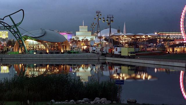Die Pavillons des Ostgeländes spiegeln sich im Jahr 2000 bei Nacht auf der Weltaustellung in Hannover in einem See. 