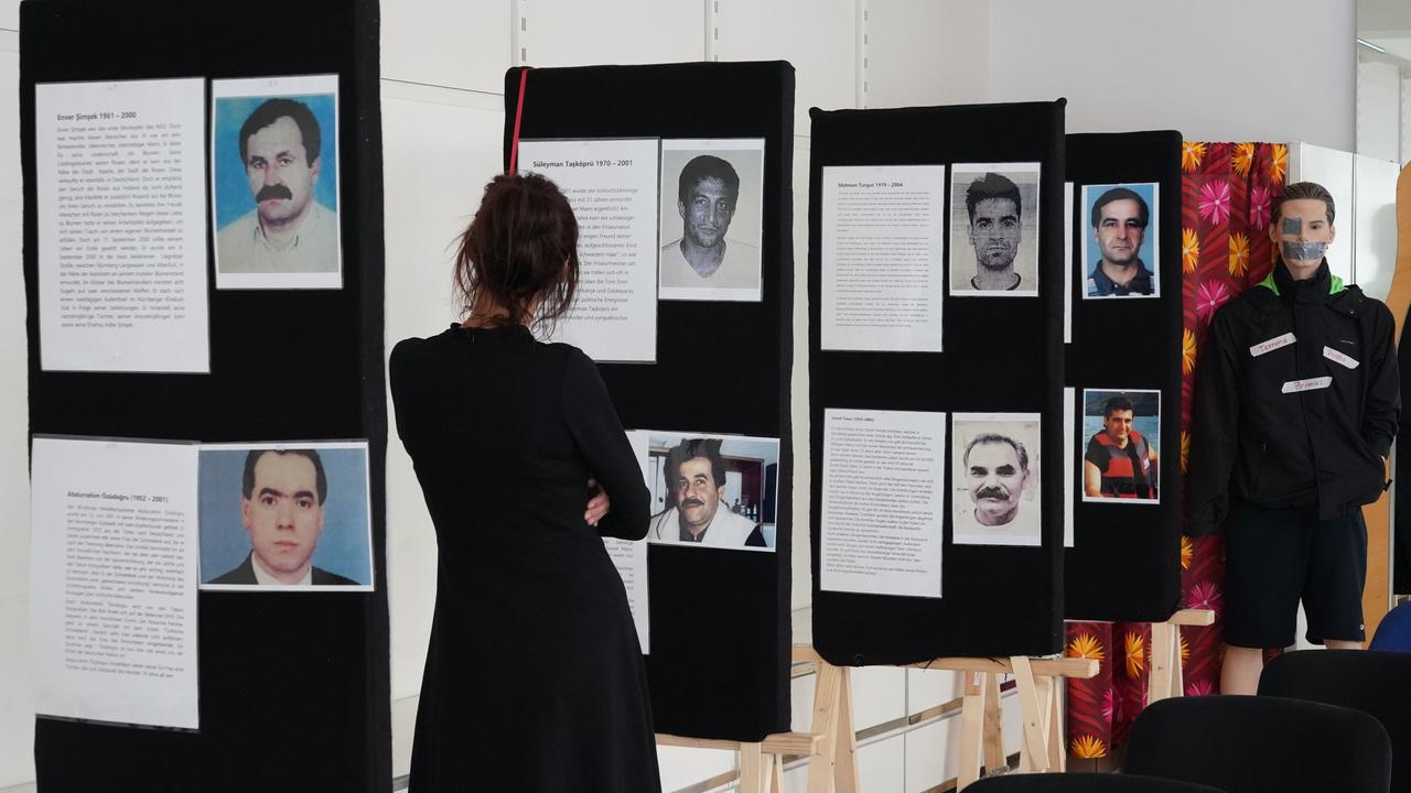 Eine Frau schaut sich die Chronologie der Morde des NSU-Terrortrios Zschäpe, Mundlos und Böhnhardt im Interim-Dokumentationszentrum in Zwickau, an.