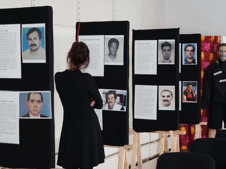 Eine Frau schaut sich die Chronologie der Morde des NSU-Terrortrios Zschäpe, Mundlos und Böhnhardt im Interim-Dokumentationszentrum in Zwickau, an.