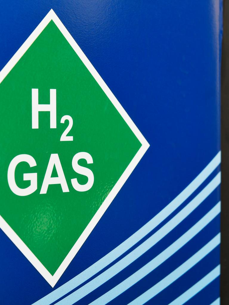 Ein Wasserstoff-Zeichen an einem Bus im tschechischen Prag