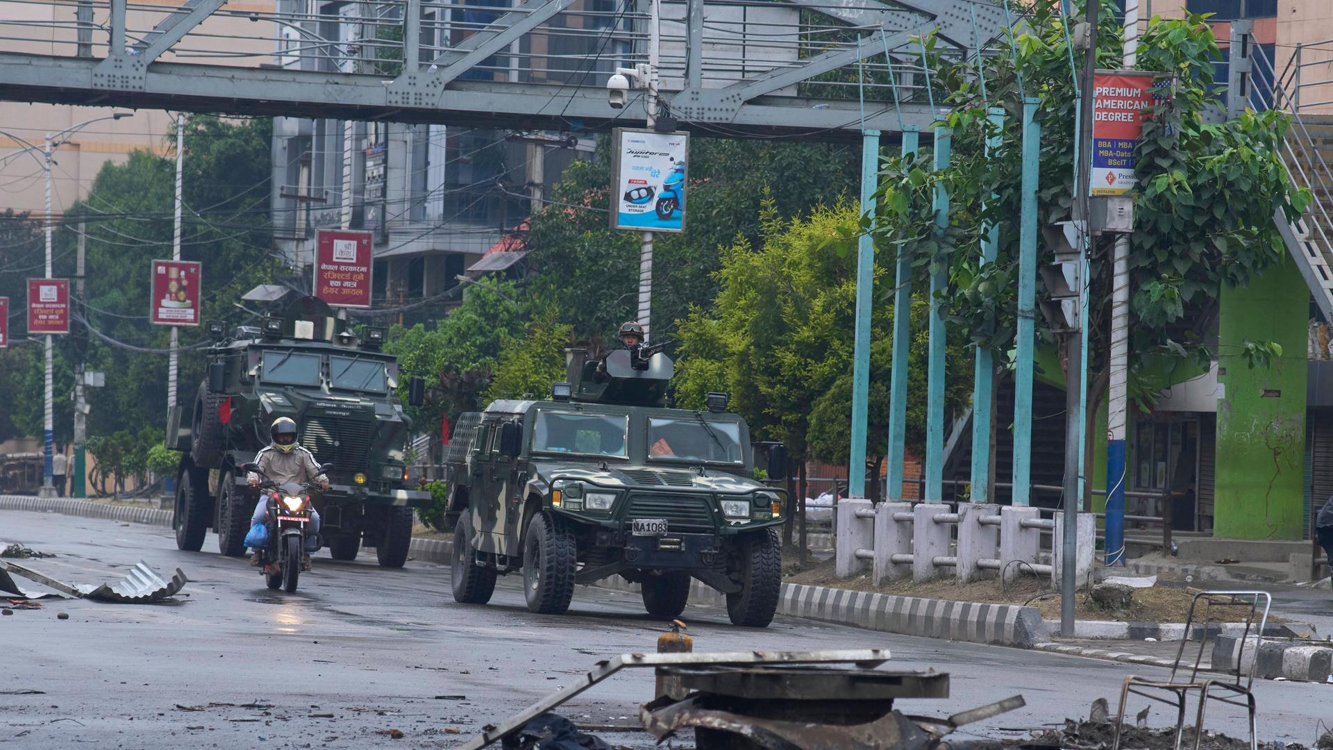 Nepalesische Armeeangehörige patrouillieren auf den Straßen von Kathmandu, Nepal. 