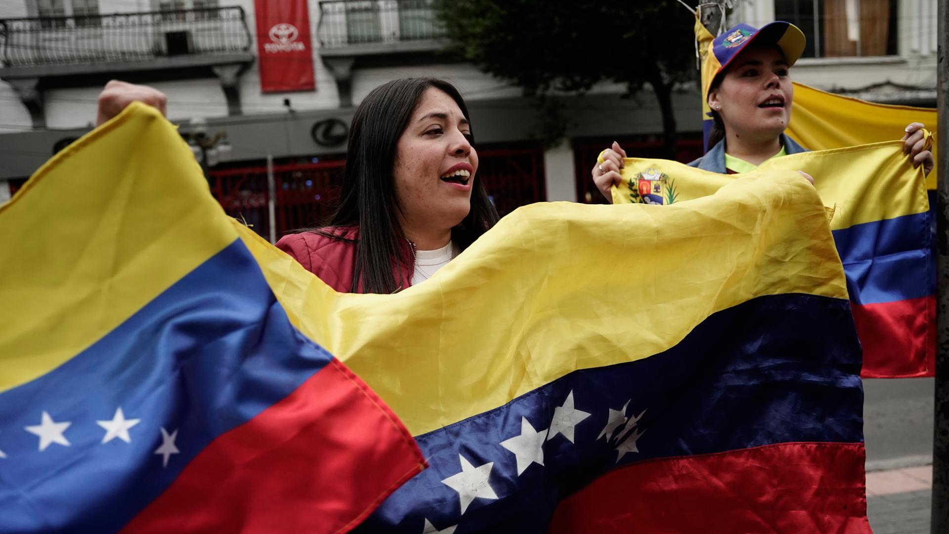 Venezolaner feiern in Bolivien mit der Flagge von Venezuela