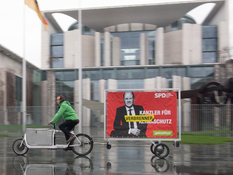 "Kanzler für Verbrennerschutz" steht auf einem ehemaligen SPD-Wahlplakat das von der Umweltschutzgruppe Greenpeace umgestaltet worden war. 