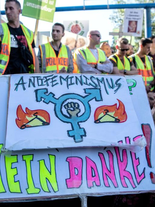 Gegendemonstranten haben mit einer Sitzblockade den sogenannten "Marsch für das Leben" in Berlin gestoppt und zeigen ein Schild mit der Aufschrift "Antifeminismus Nein Danke!"
