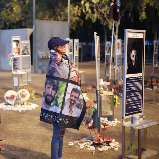 Ein Trauernder nimmt an einer Gedenkfeier am Ort des Nova-Musikfestivals in Re’im teil. Trauernde versammeln sich dort, um des dritten Jahrestags des Hamas-Angriffs zu gedenken.