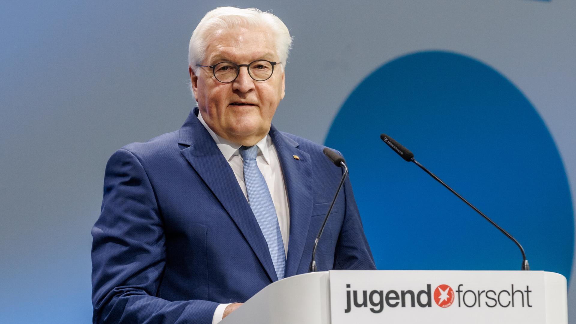 Bundespräsident Frank-Walter Steinmeier spricht auf der Auszeichnungsveranstaltung zum 60. Bundeswettbewerb "Jugend forscht". Bundespräsident Frank-Walter Steinmeier spricht auf der Auszeichnungsveranstaltung zum 60. Bundeswettbewerb "Jugend forscht".