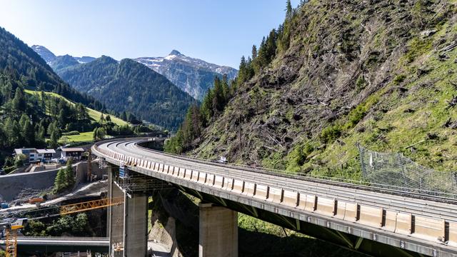 Die Brenner-Autobahn liegt zwischen Bergen und ist leer.
