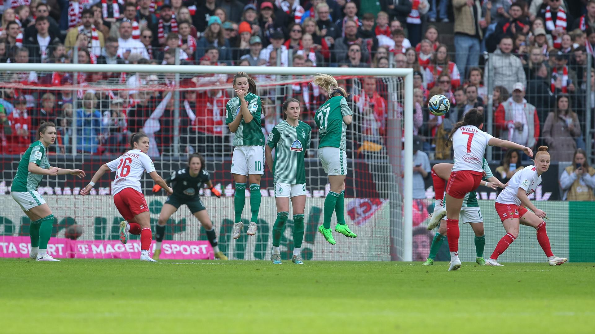 Spiel in der Frauen-Bundesliga Köln gegen Werder (v.li.n.r.): Tuana Mahmoud (geb. Keles, SV Werder Bremen, 10), Chiara Hahn (SV Werder Bremen, 21) und Nina Lührßen (SV Werder Bremen, 27) in einer Mauer gegen den Freistoß von Manjou Wilde (1. FC Köln, 7)