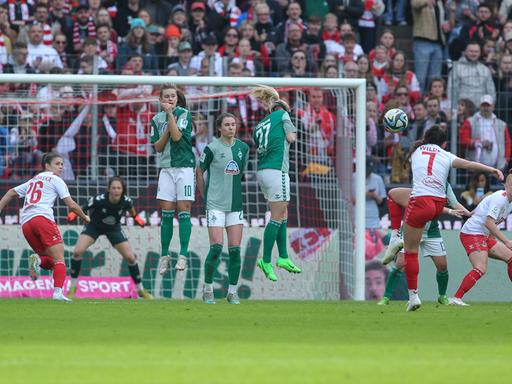 Spiel in der Frauen-Bundesliga Köln gegen Werder (v.li.n.r.): Tuana Mahmoud (geb. Keles, SV Werder Bremen, 10), Chiara Hahn (SV Werder Bremen, 21) und Nina Lührßen (SV Werder Bremen, 27) in einer Mauer gegen den Freistoß von Manjou Wilde (1. FC Köln, 7)