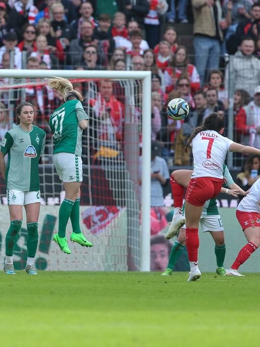 Spiel in der Frauen-Bundesliga Köln gegen Werder (v.li.n.r.): Tuana Mahmoud (geb. Keles, SV Werder Bremen, 10), Chiara Hahn (SV Werder Bremen, 21) und Nina Lührßen (SV Werder Bremen, 27) in einer Mauer gegen den Freistoß von Manjou Wilde (1. FC Köln, 7)