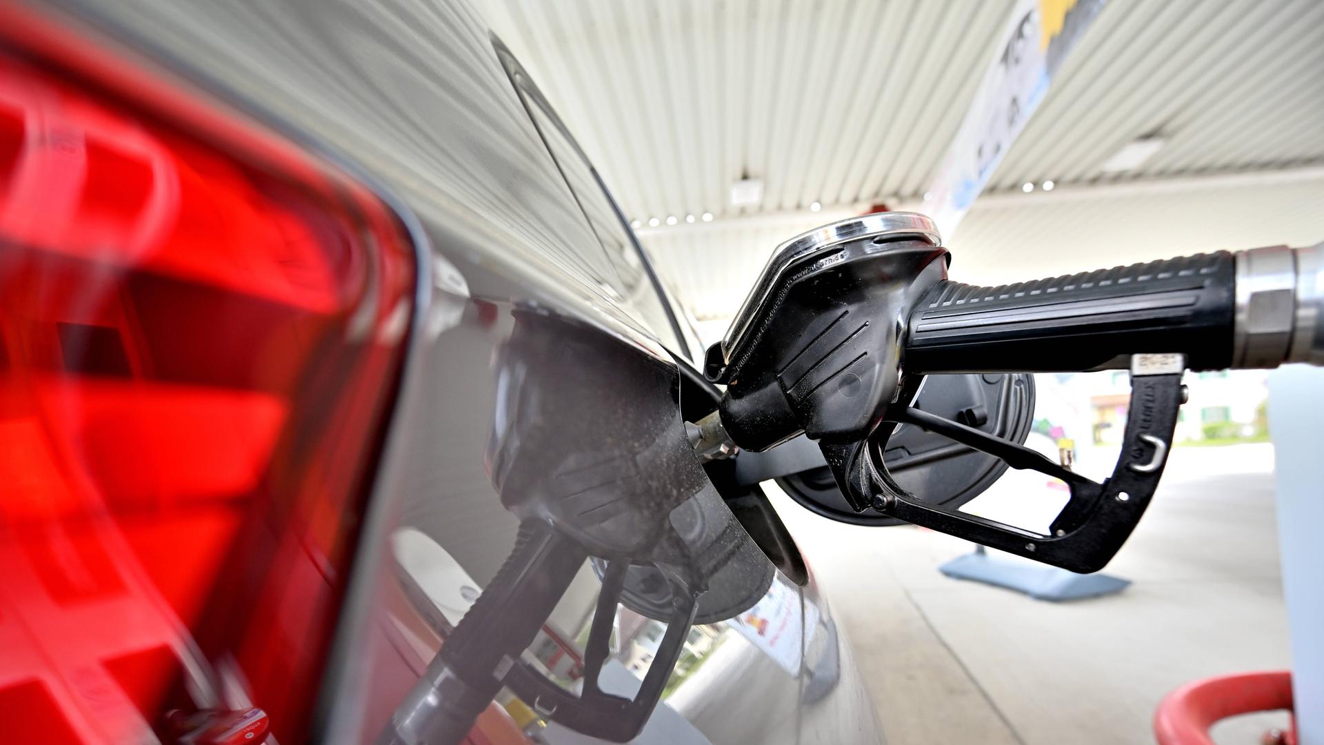 An einer Tankstelle wird ein Auto betankt. An einer Tankstelle wird ein Auto betankt.