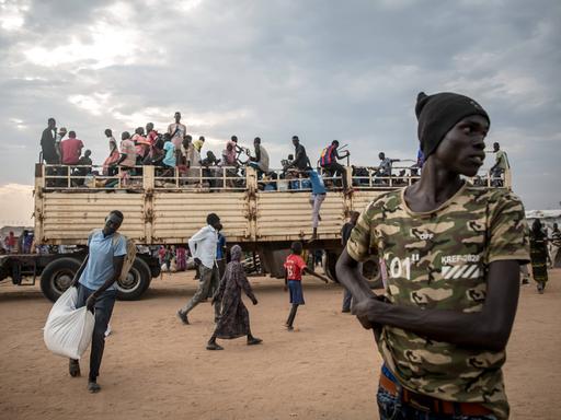 19. März 2024, Renk, Südsudan: Menschen fliehen auf einem Lastwagen vor dem Krieg im Sudan Grenzübergang Joda im Südsudan. Täglich überqueren rund 1.000 südsudanesische Rückkehrer und sudanesische Flüchtlinge die Grenze vom Sudan zum Südsudan. Der Krieg im Sudan, der im April 2023 begann, hat zu der weltweit größten Vertreibungskrise geführt.