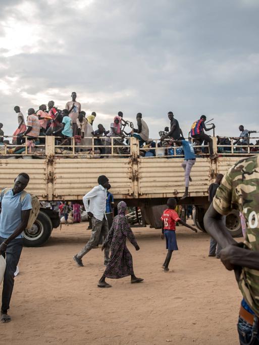 19. März 2024, Renk, Südsudan: Menschen fliehen auf einem Lastwagen vor dem Krieg im Sudan Grenzübergang Joda im Südsudan. Täglich überqueren rund 1.000 südsudanesische Rückkehrer und sudanesische Flüchtlinge die Grenze vom Sudan zum Südsudan. Der Krieg im Sudan, der im April 2023 begann, hat zu der weltweit größten Vertreibungskrise geführt.