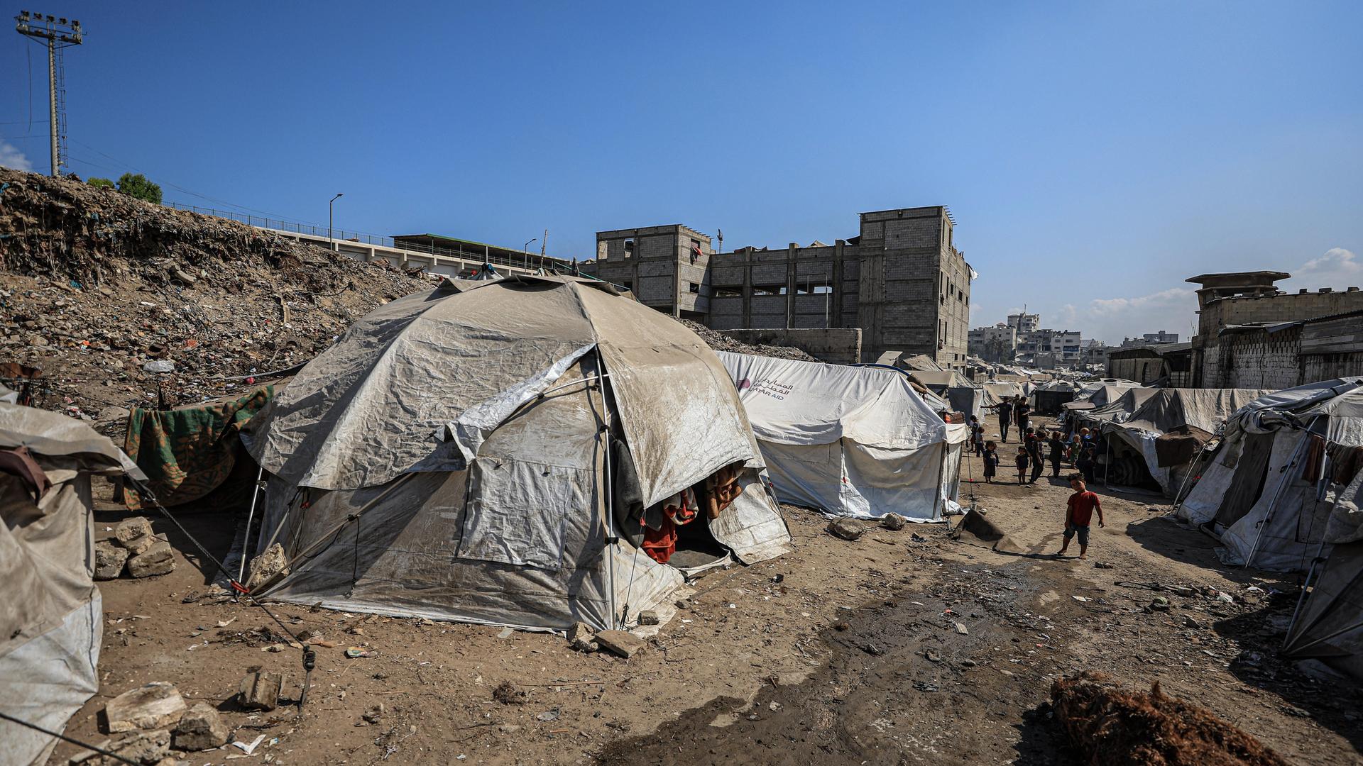 Palästinensische Kinder sind in provisorischen Zelten im Gazastreifen untergebracht. Palästinensische Kinder sind in provisorischen Zelten im Gazastreifen untergebracht.