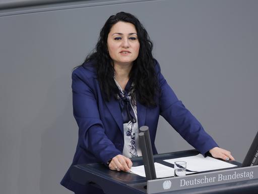 Die Bundestagsbageordnete Lamya Kaddor steht am Rednerpult des deutschen Bundestags.