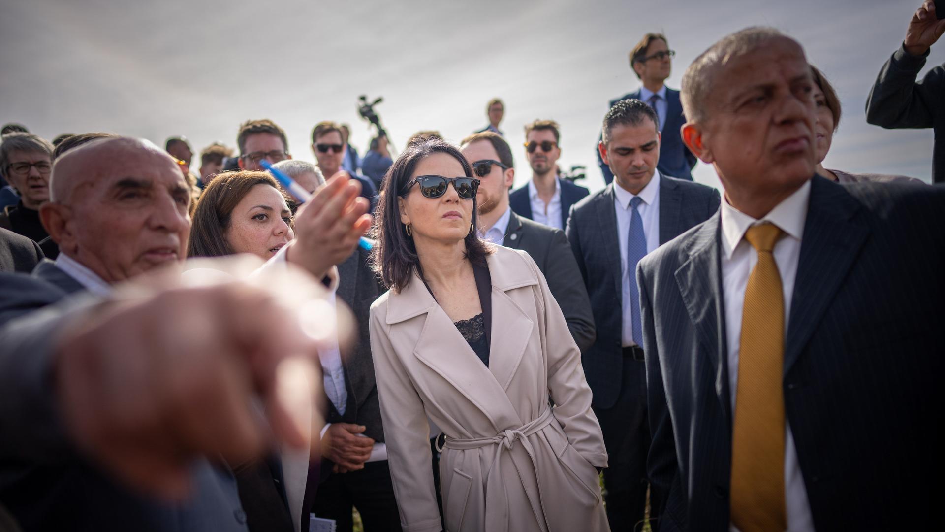 Palästinensische Gebiete, Al-Mazraah Al Qibliyah: Außenministerin Annalena Baerbock (Bündnis 90/Die Grünen) spricht im Westjordanland mit durch Siedlergewalt vertriebenen Bewohnern der Gemeinde Al-Mazraah Al Qibliyah. Palästinensische Gebiete, Al-Mazraah Al Qibliyah: Außenministerin Annalena Baerbock (Bündnis 90/Die Grünen) spricht im Westjordanland mit durch Siedlergewalt vertriebenen Bewohnern der Gemeinde Al-Mazraah Al Qibliyah.