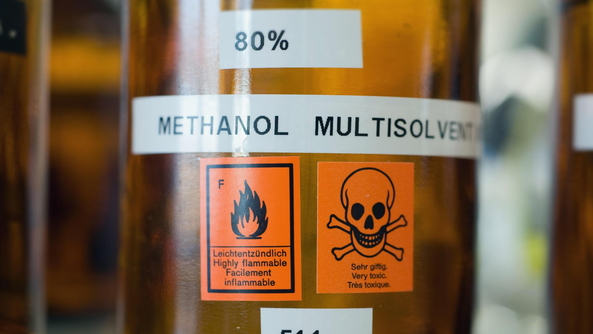 Eine braune Flasche mit Methanol Eine braune Flasche mit Methanol