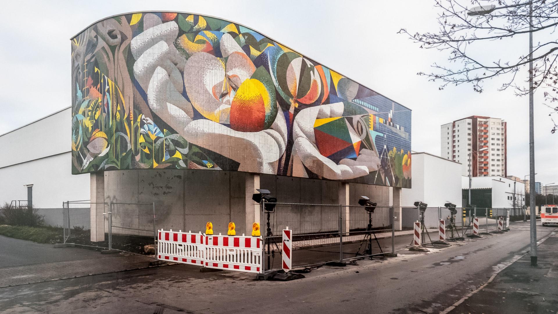 In der Ausstellung "Baubezogene Kunst in der DDR 1950 - 1990" von Martin Maleschke in Mülheim an der Ruhr ist eine Fotografie des Glasmosaiks "Die Beziehung des Menschen zu Natur und Technik" (1978, Erfurt/Thüringen) des Künstlers Josep Renau Berenguer zu sehen.