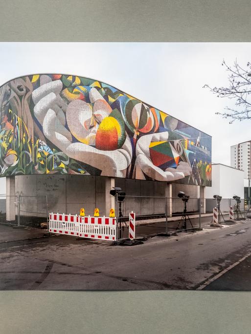 In der Ausstellung "Baubezogene Kunst in der DDR 1950 - 1990" von Martin Maleschke in Mülheim an der Ruhr ist eine Fotografie des Glasmosaiks "Die Beziehung des Menschen zu Natur und Technik" (1978, Erfurt/Thüringen) des Künstlers Josep Renau Berenguer zu sehen.