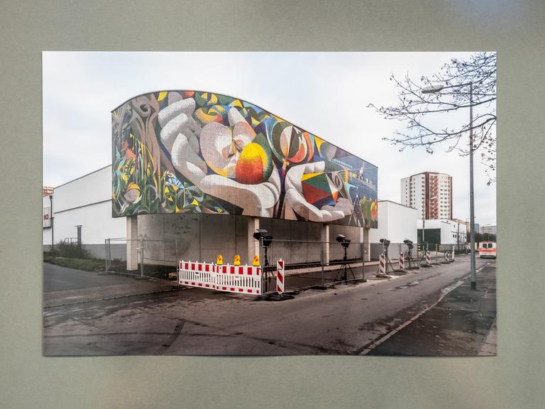 In der Ausstellung "Baubezogene Kunst in der DDR 1950 - 1990" von Martin Maleschke in Mülheim an der Ruhr ist eine Fotografie des Glasmosaiks "Die Beziehung des Menschen zu Natur und Technik" (1978, Erfurt/Thüringen) des Künstlers Josep Renau Berenguer zu sehen.