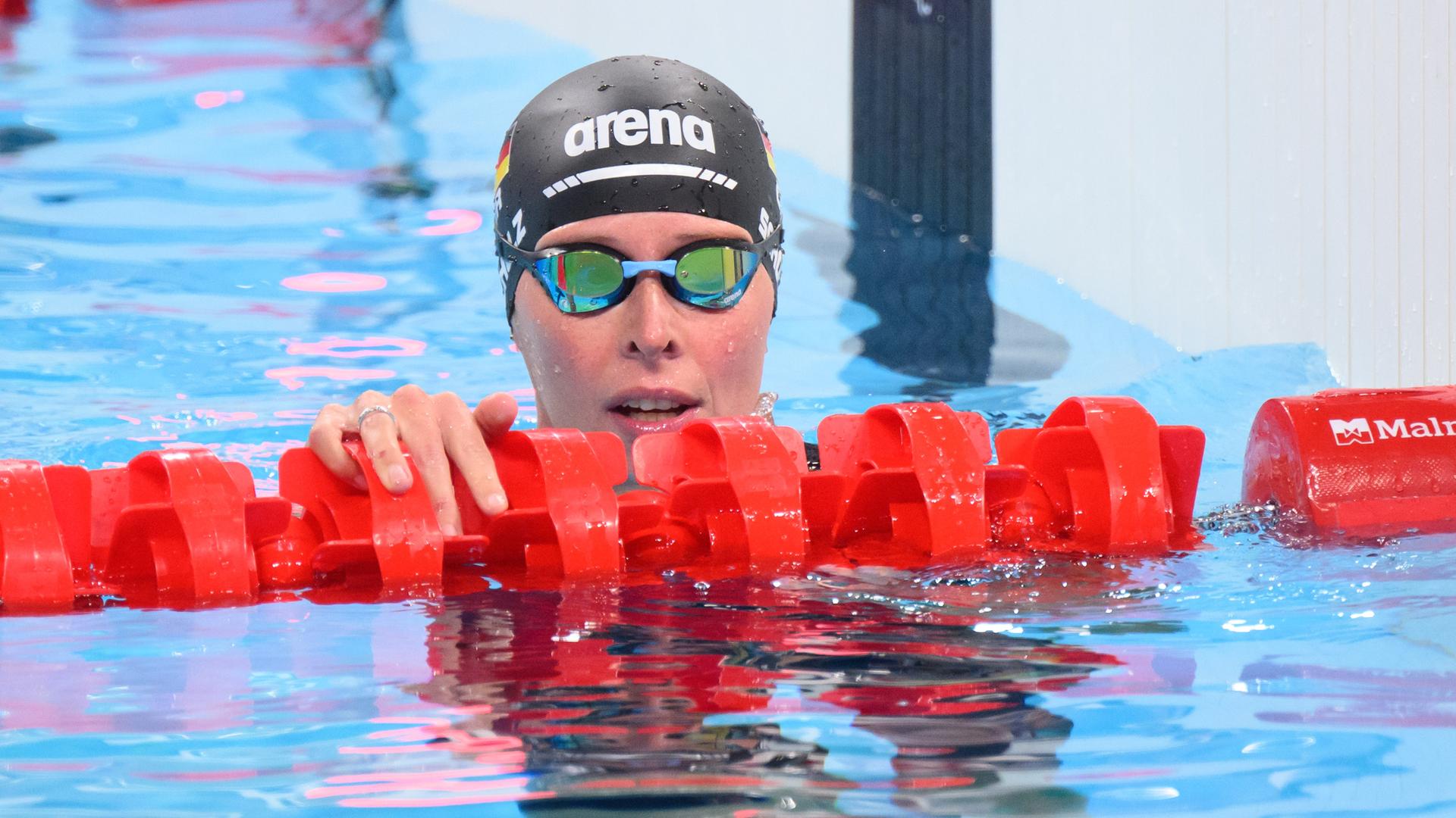 Die deutsche Schwimmerin Tanja Scholz hält sich im Wasser an einer Bahn-Begrenzung fest. Die deutsche Schwimmerin Tanja Scholz hält sich im Wasser an einer Bahn-Begrenzung fest.