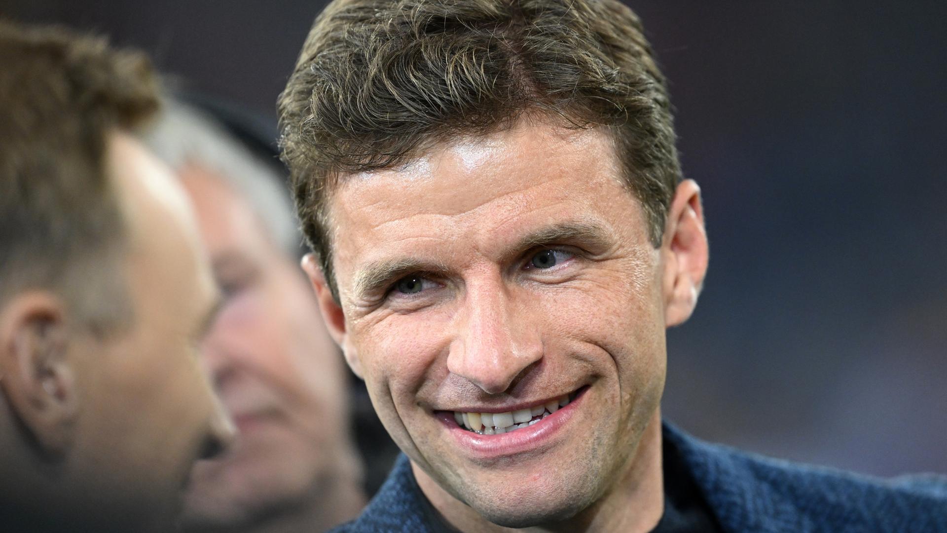 Der Fußballer Thomas Müller lächelt während eines Interviews. Der Fußballer Thomas Müller lächelt während eines Interviews.